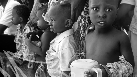 Fotografía de viaje, Costa de Marfil. Niños negritos observan un evento público