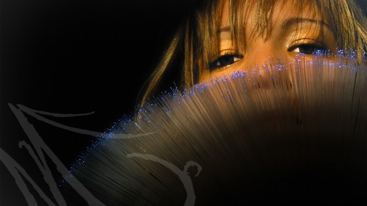 Fotografía del detalle de los ojos de una mujer tras una lampara de hilos de luz azul