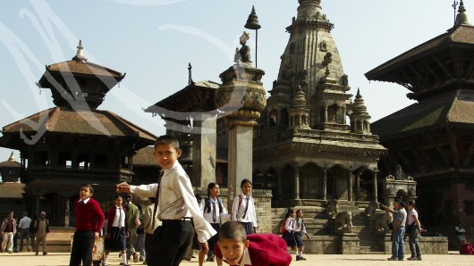 Fotografía de viajes, Bhaktapur, Nepal. Niños uniformados juegan en la plaza llena de templos impresionantes.