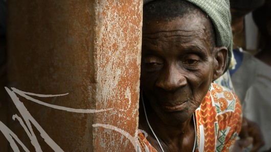 Fotografía del rostro arrugado de una anciana negra en Costa de Marfil