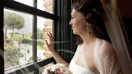 Fotografía de bodas. Novia junto a la ventana