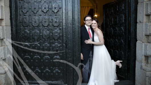 Fotografía de boda. Novios posando puerta Palacio de Aldovea