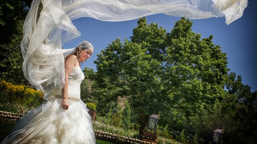 Fotos de boda, Lourdes y David. Fotógrafa: Lourdes Martín Montilla. Martinmontilla photography. Novia con el velo extendido en el aire por el viento