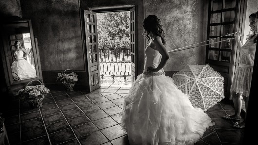 Fotografía de boda. Novia vistiéndose. Autor: MartinMontilla Photography